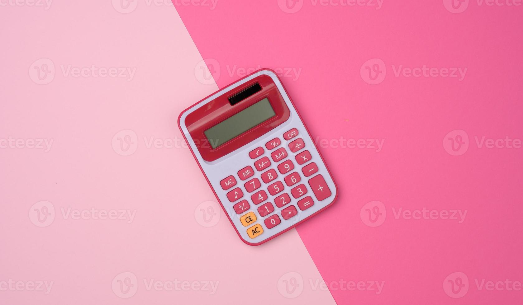 calculatrice en plastique rose sur fond rose photo