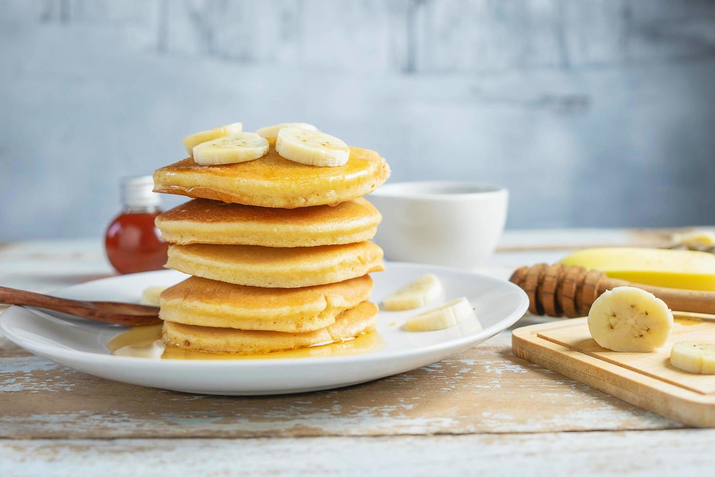 pile de crêpes à la banane photo