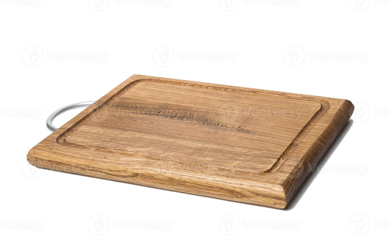 planche à découper de cuisine rectangulaire en bois de chêne vide. fond blanc photo