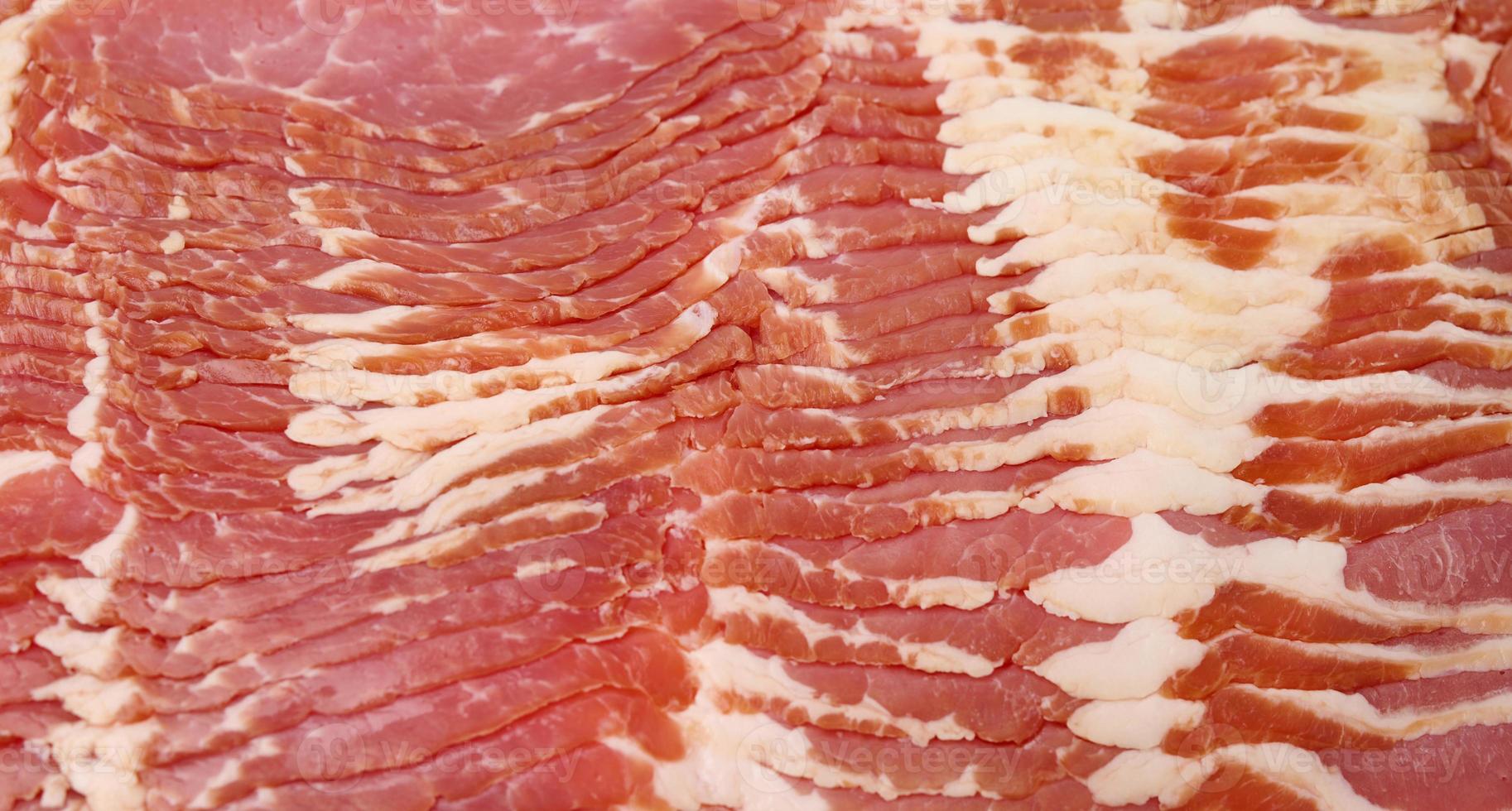 texture de tranches de bacon cru, plein cadre, gros plan photo