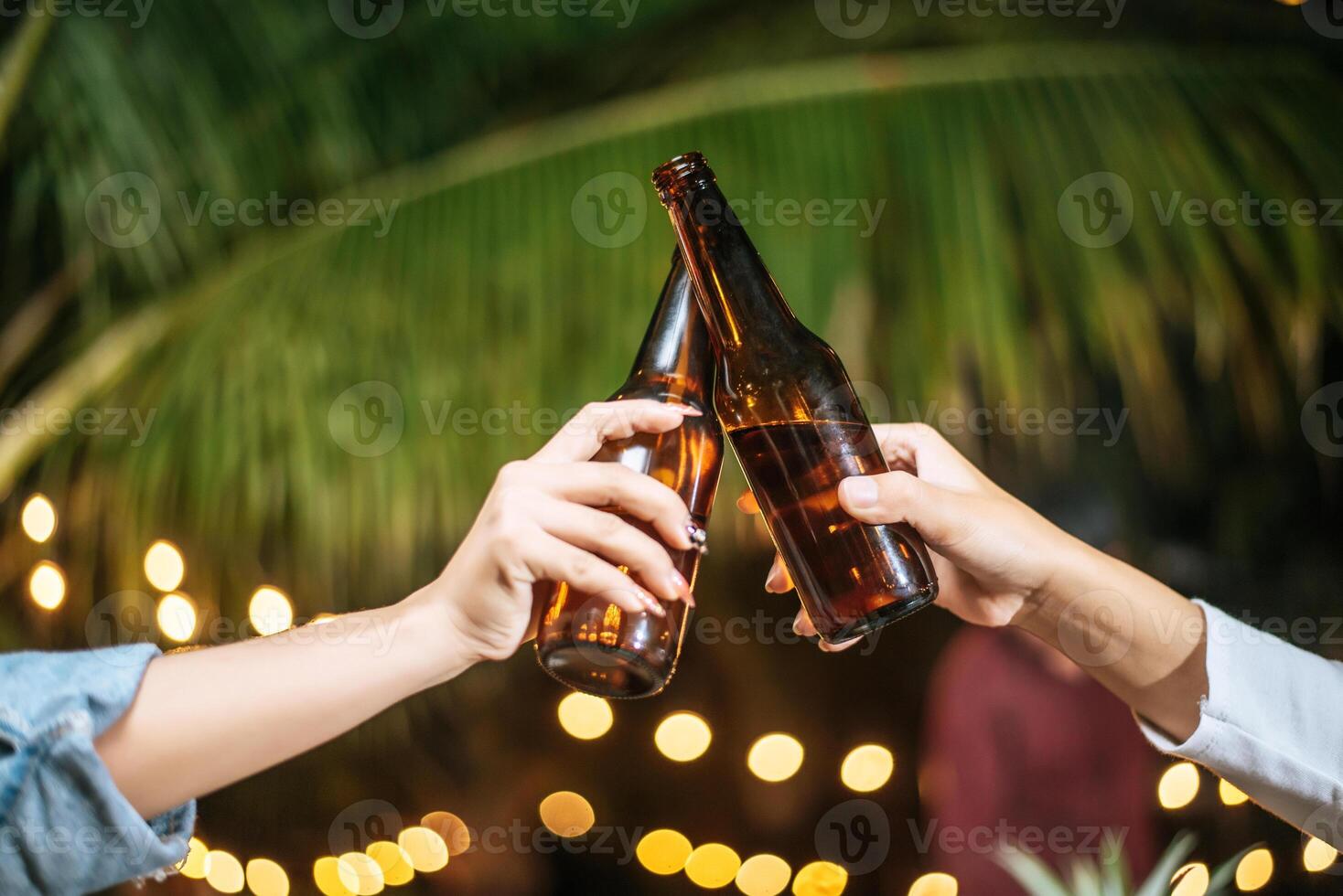 portrait d'amis asiatiques heureux en train de dîner ensemble - jeunes gens grillant des verres à bière dîner en plein air - gens, nourriture, style de vie des boissons, concept de célébration du nouvel an. photo
