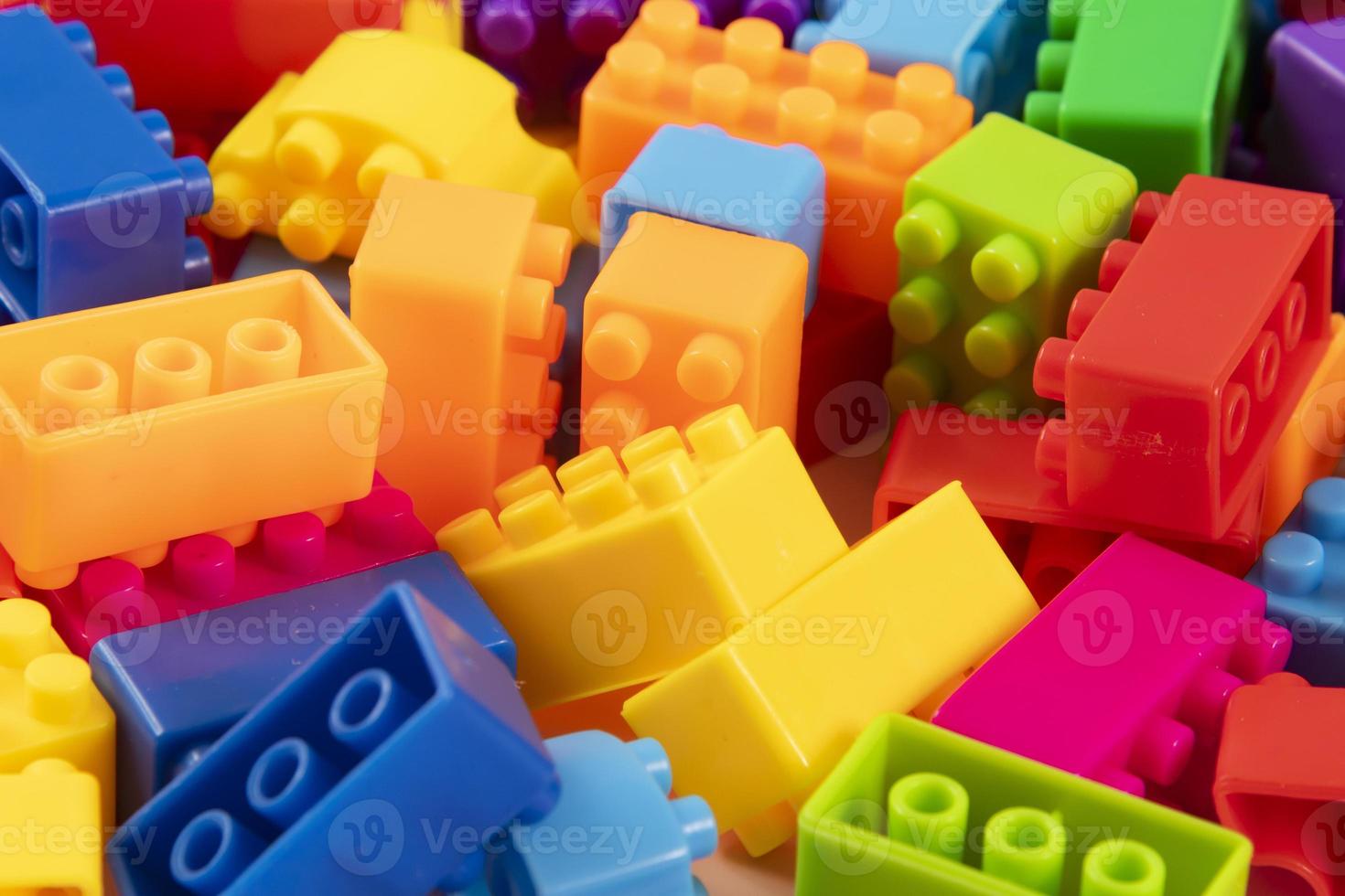 motifs de blocs de construction en plastique colorés isolés. jouet pour enfants photo