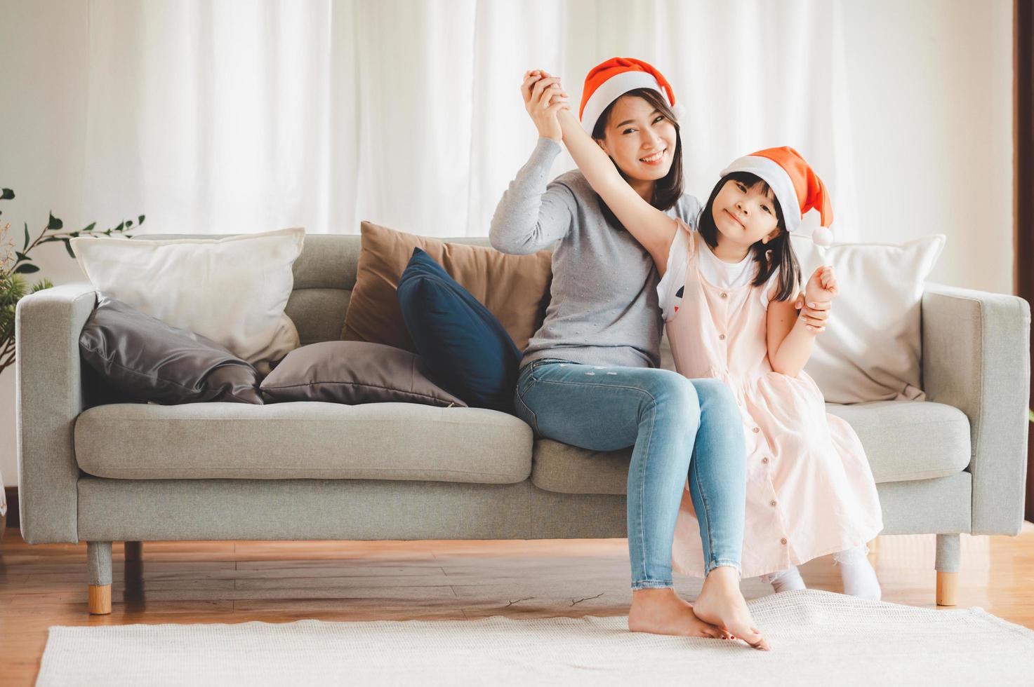 mère et fille célébrant noël photo