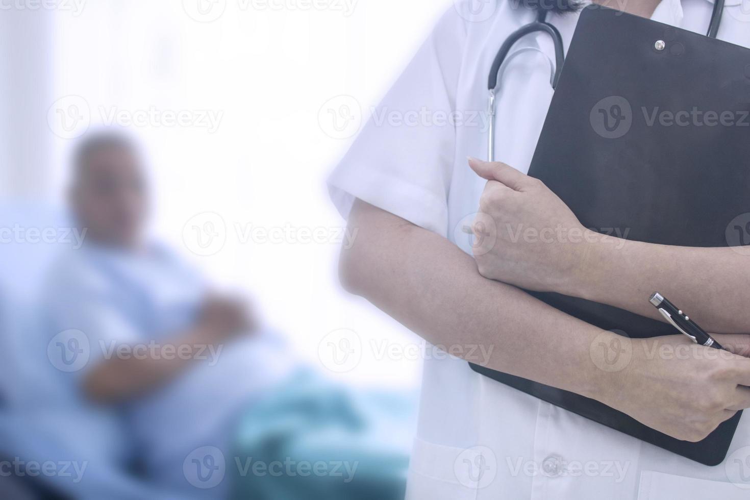 infirmière tenant un presse-papiers photo