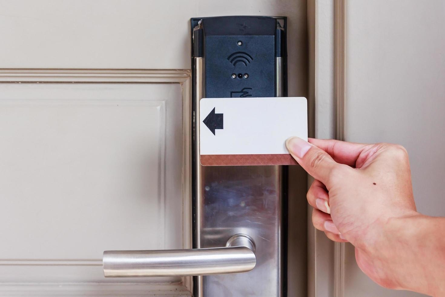 personne ouvrant la porte de l'hôtel photo