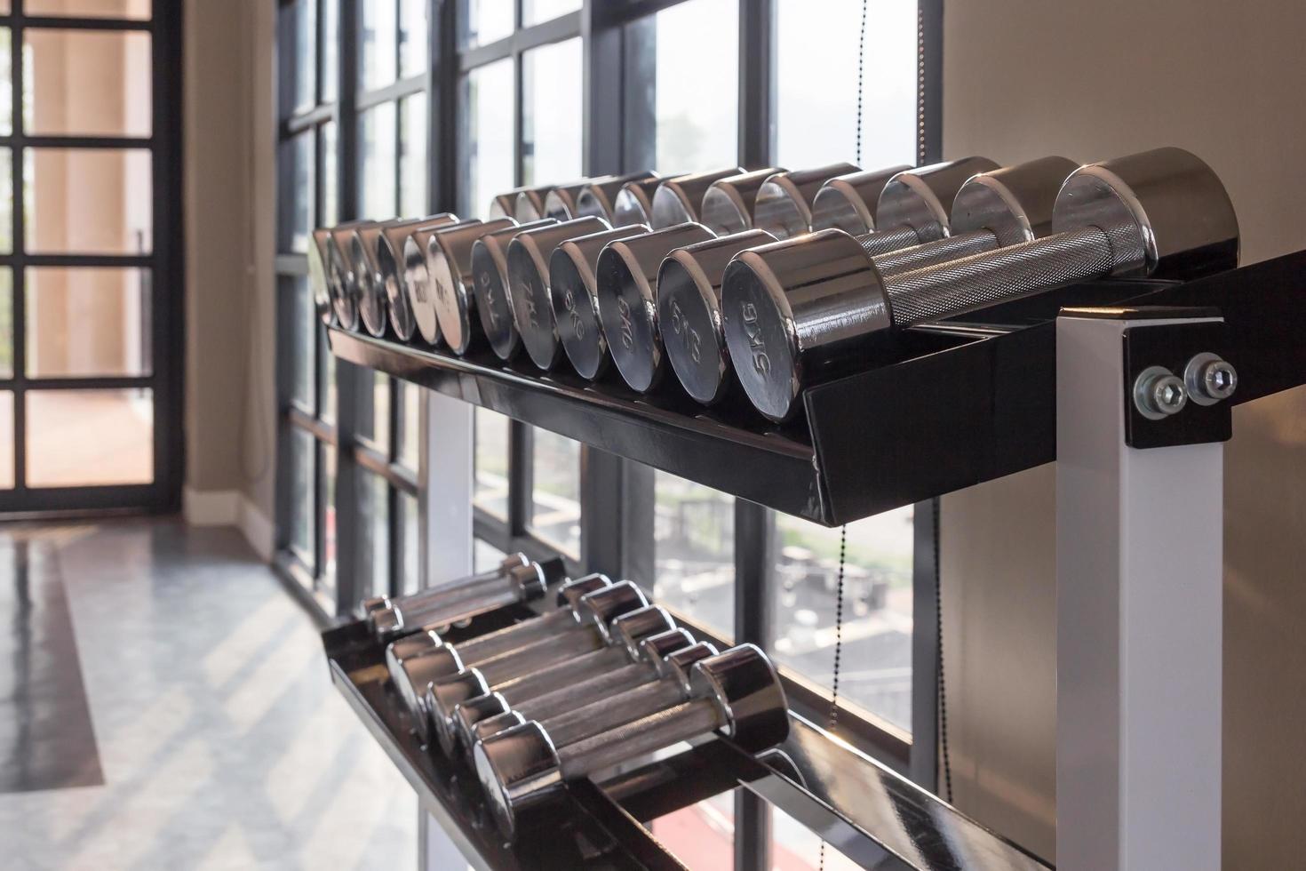 haltères dans la salle de gym photo