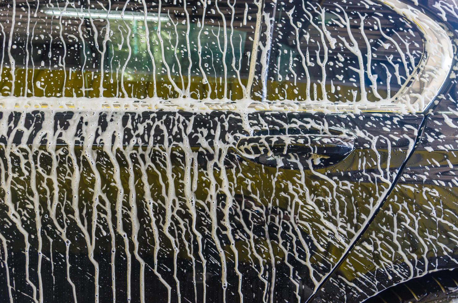 lavage de voiture avec mousse photo