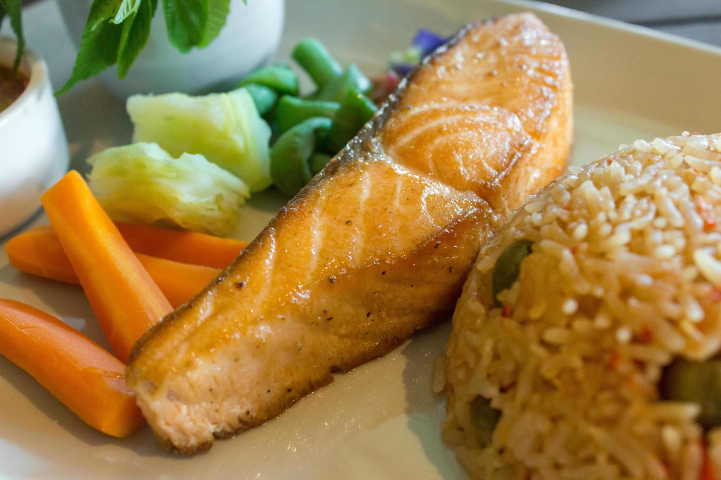 saumon grillé avec riz et légumes photo