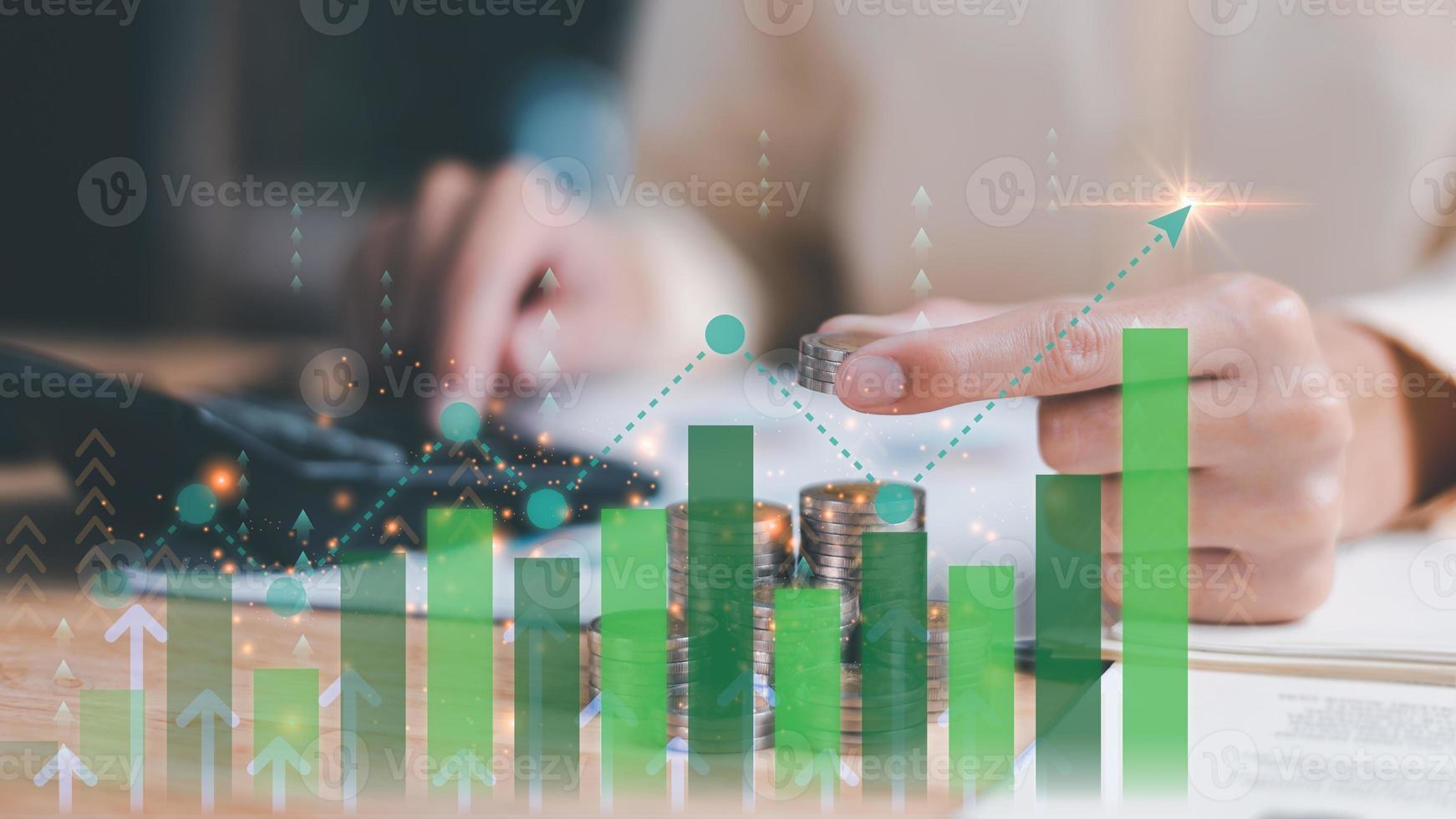 homme d'affaires montrant le graphique de croissance des bénéfices, concepts progressifs pour le développement des résultats financiers et des investissements, analyse des données de taux d'intérêt, bilan, compte, bénéfice net photo