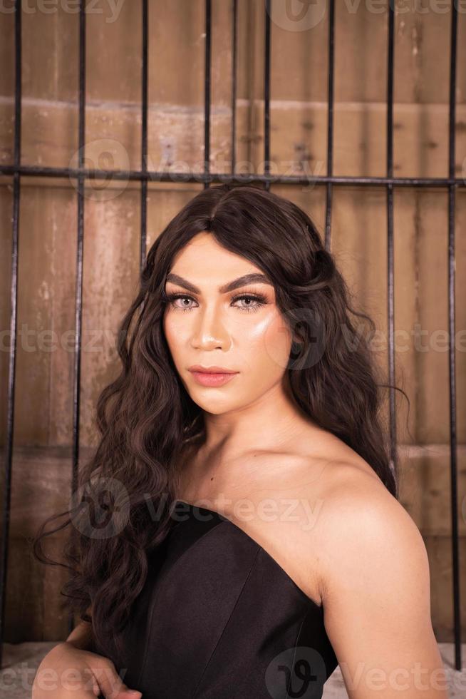 portrait d'une femme asiatique aux cheveux noirs solitaire avec la fenêtre en bois photo