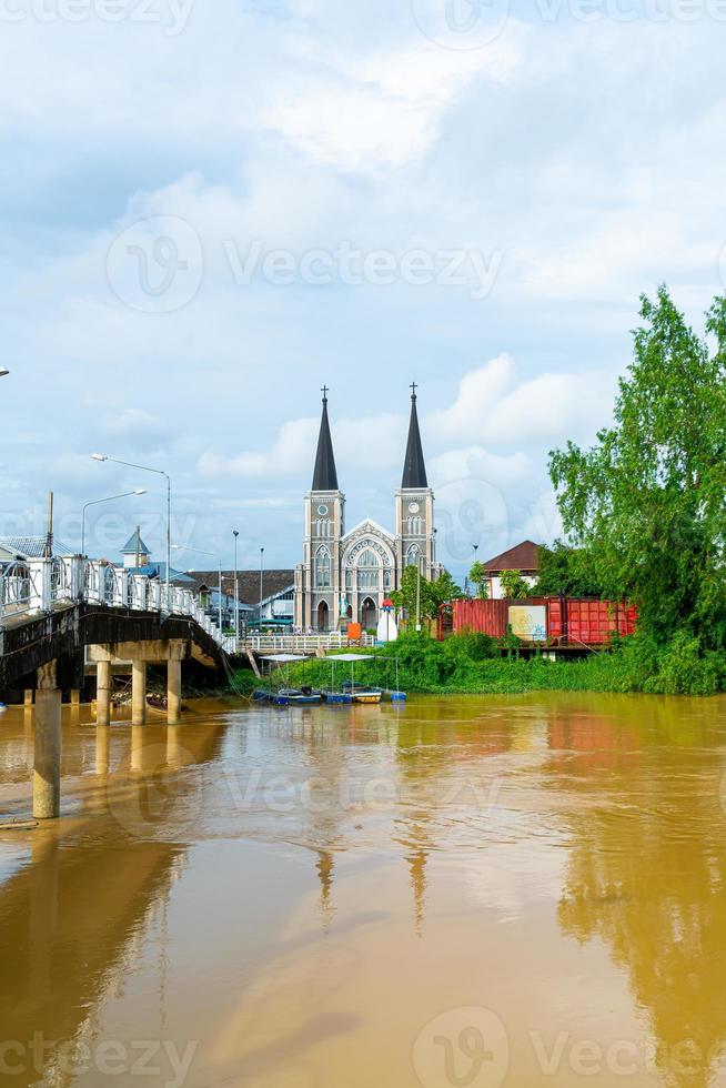 cathédrale de l'immaculée conception avec pont niramon à chanthaburi en thaïlande photo