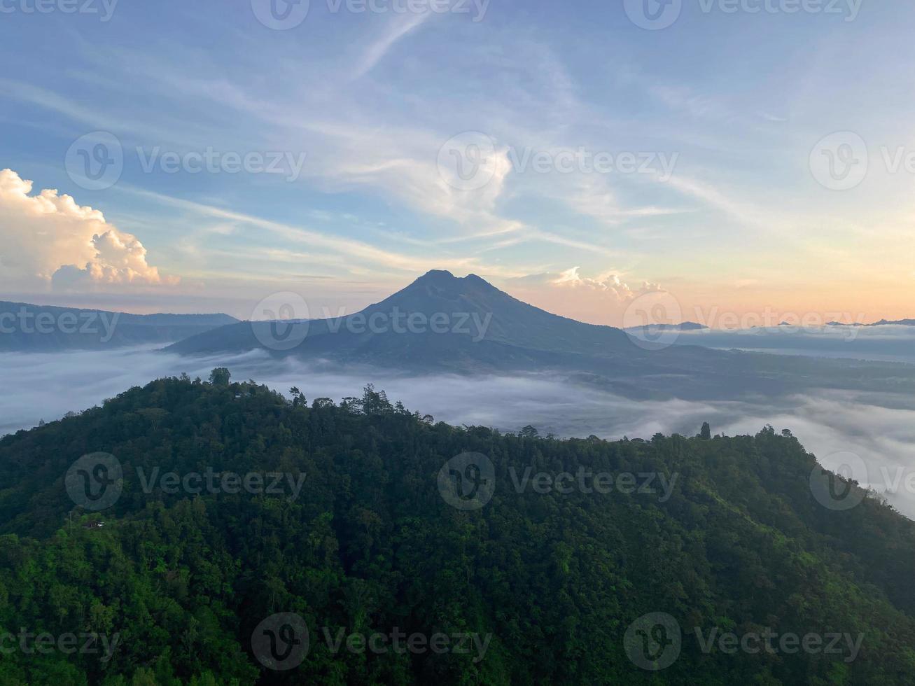 vue panoramique sur le volcan batur et la montagne agung au lever du soleil depuis kintamani, bali, indonésie photo