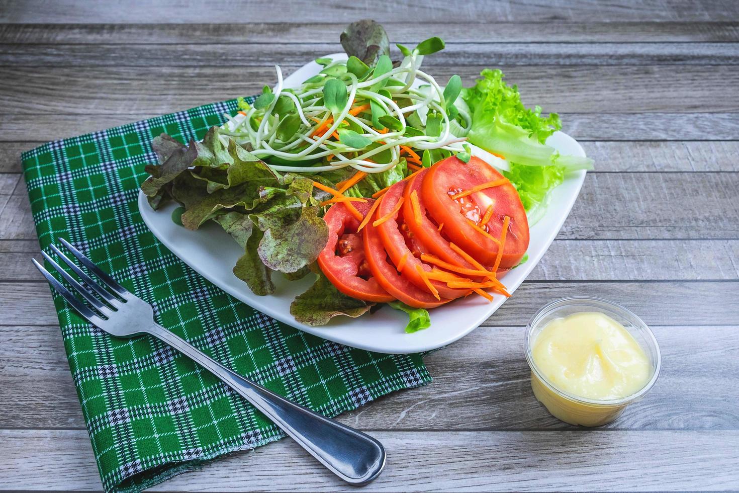 salade sur une assiette et un chiffon photo