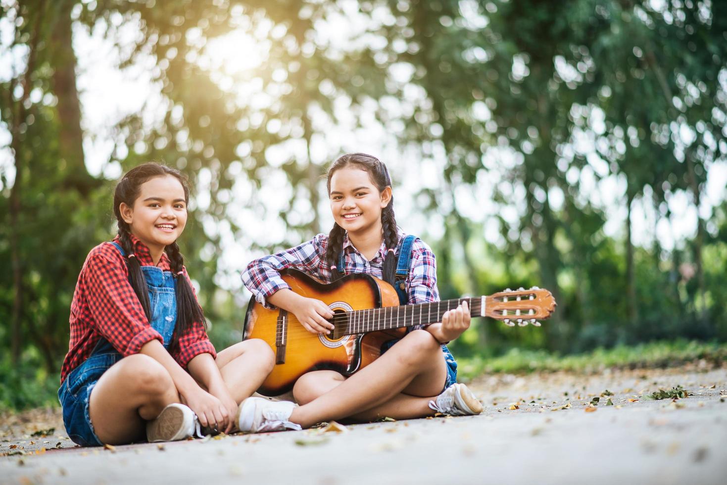 deux filles se détendre et jouer de la guitare photo