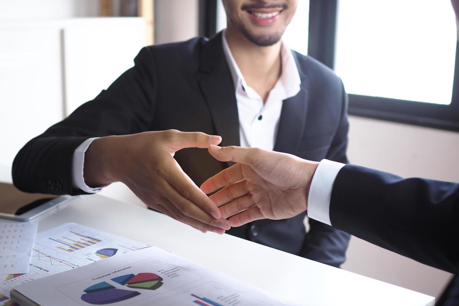 deux hommes d'affaires se serrent la main pour montrer leur satisfaction dans les négociations commerciales. bonheur de travailler en tant que partenaire photo