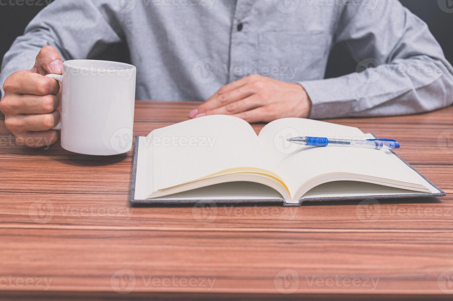 homme d'affaires travaillant au bureau photo