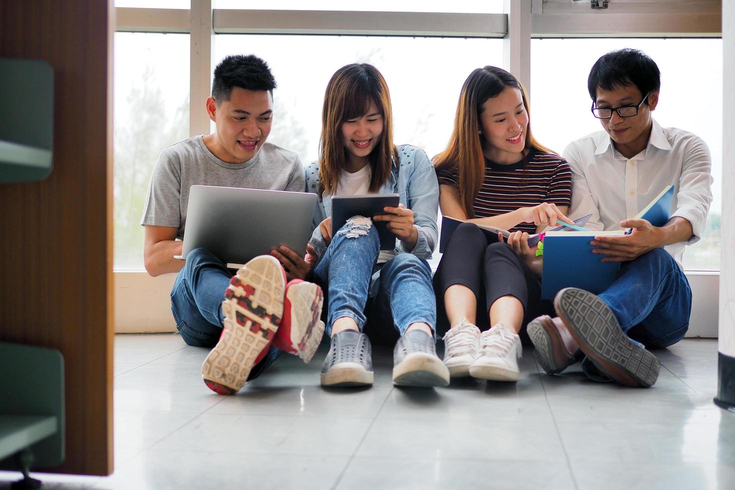 les étudiants du collégial ont des conversations dans le bâtiment de l'université. photo