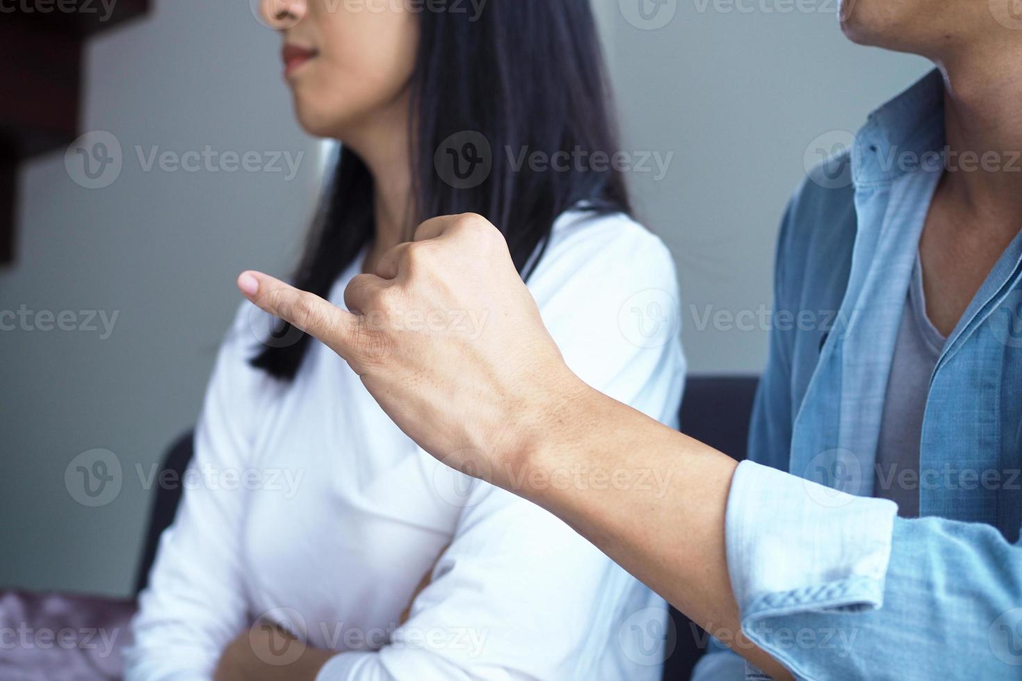 le mari essaie de se réconcilier avec la femme. après une dispute et provoquant la colère et la douleur de la femme. créer la paix et la réconciliation pour les amoureux photo