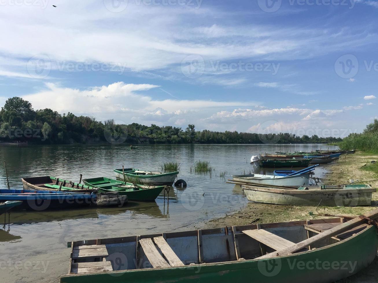 Vieux bateaux sur la rivière don dans le petit village de semikarakorsk, russie 2 photo