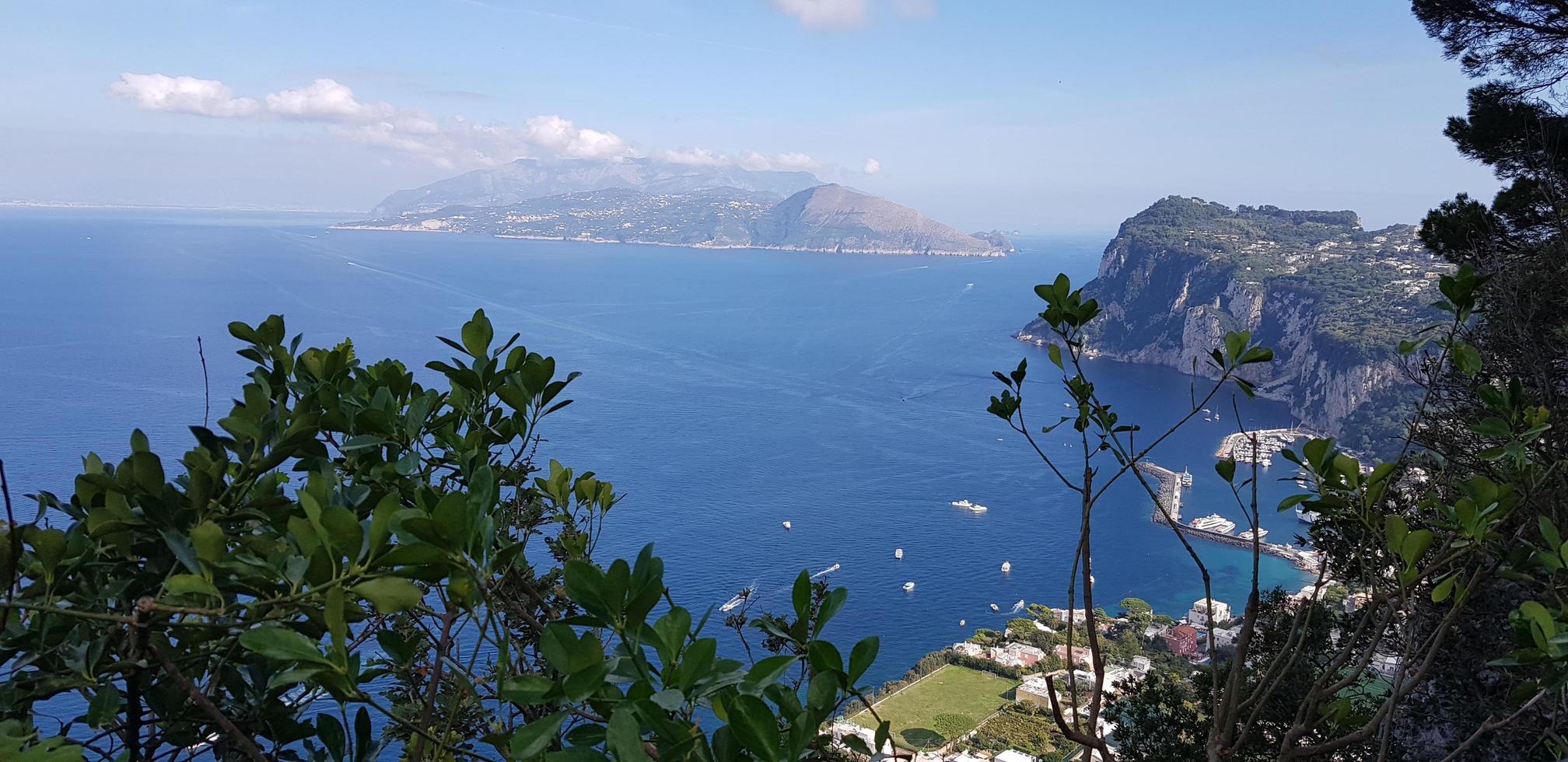 paysage marin sur l'île de capri photo