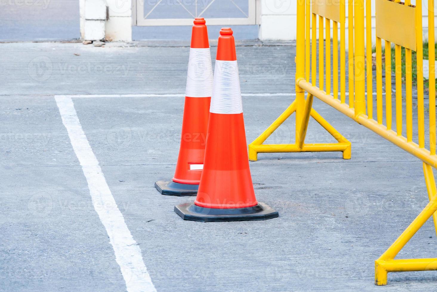 cône d'avertissement de trafic dans la rangée pour séparer l'itinéraire dans l'aire de stationnement, vue d'une barrière de sécurité du véhicule photo