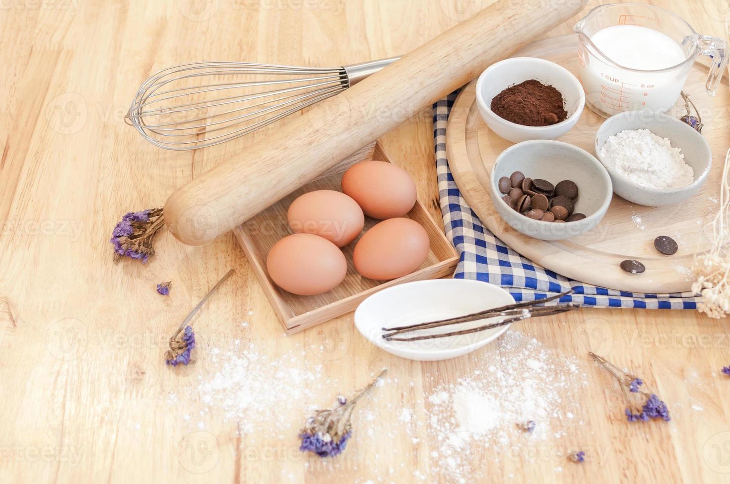 vue de dessus préparation de cuisson sur table en bois, ingrédients de cuisson. bol, oeufs et farine, rouleau à pâtisserie et coquilles d'oeufs sur planche de bois, concept de cuisson photo