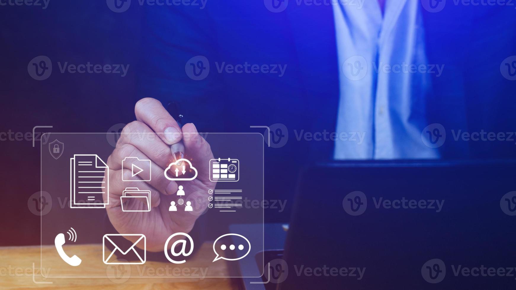 contactez-nous ou les personnes de la ligne d'assistance à la clientèle se connectent, homme d'affaires utilisant l'affichage et le toucher sur les icônes de contact de l'écran virtuel appelez le téléphone, l'e-mail, l'adresse, le chat en direct, photo