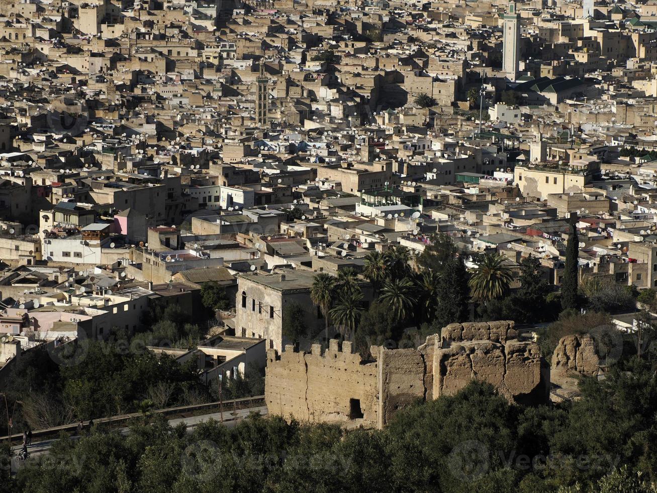 vue aérienne panorama de la médina de fez el bali maroc. fes el bali a été fondée comme capitale de la dynastie idrisside entre 789 et 808 après JC. photo