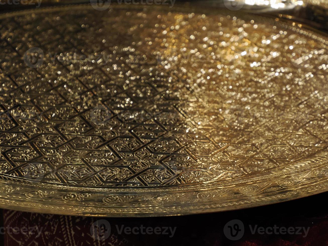 fes maroc artisan métallurgiste fabriquant des plateaux en cuivre photo
