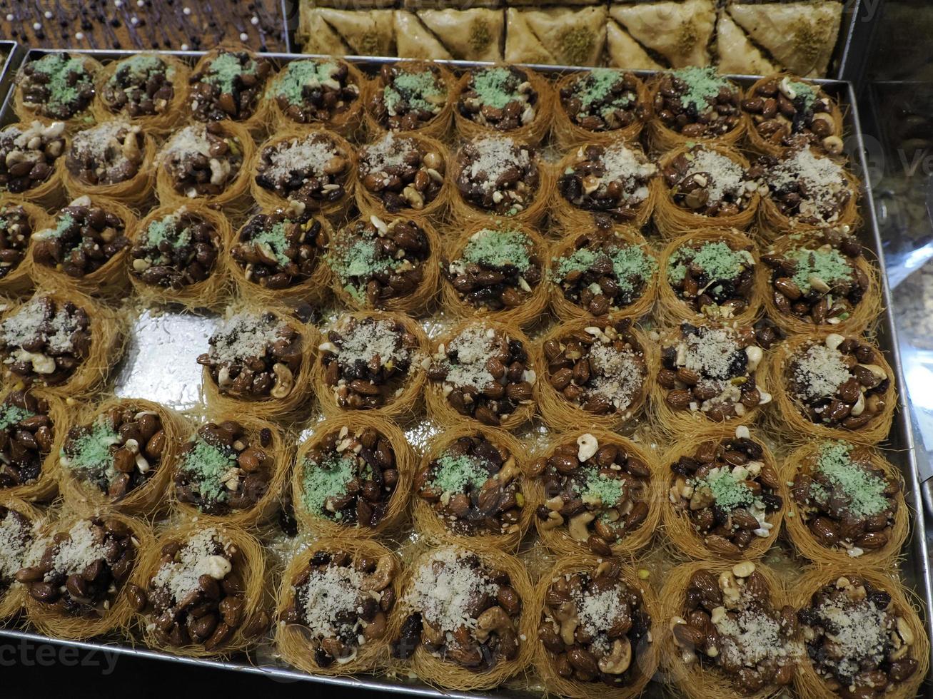 Biscuits et pâtisseries marocaines trempées dans du miel à vendre dans la médina de Fès au Maroc photo