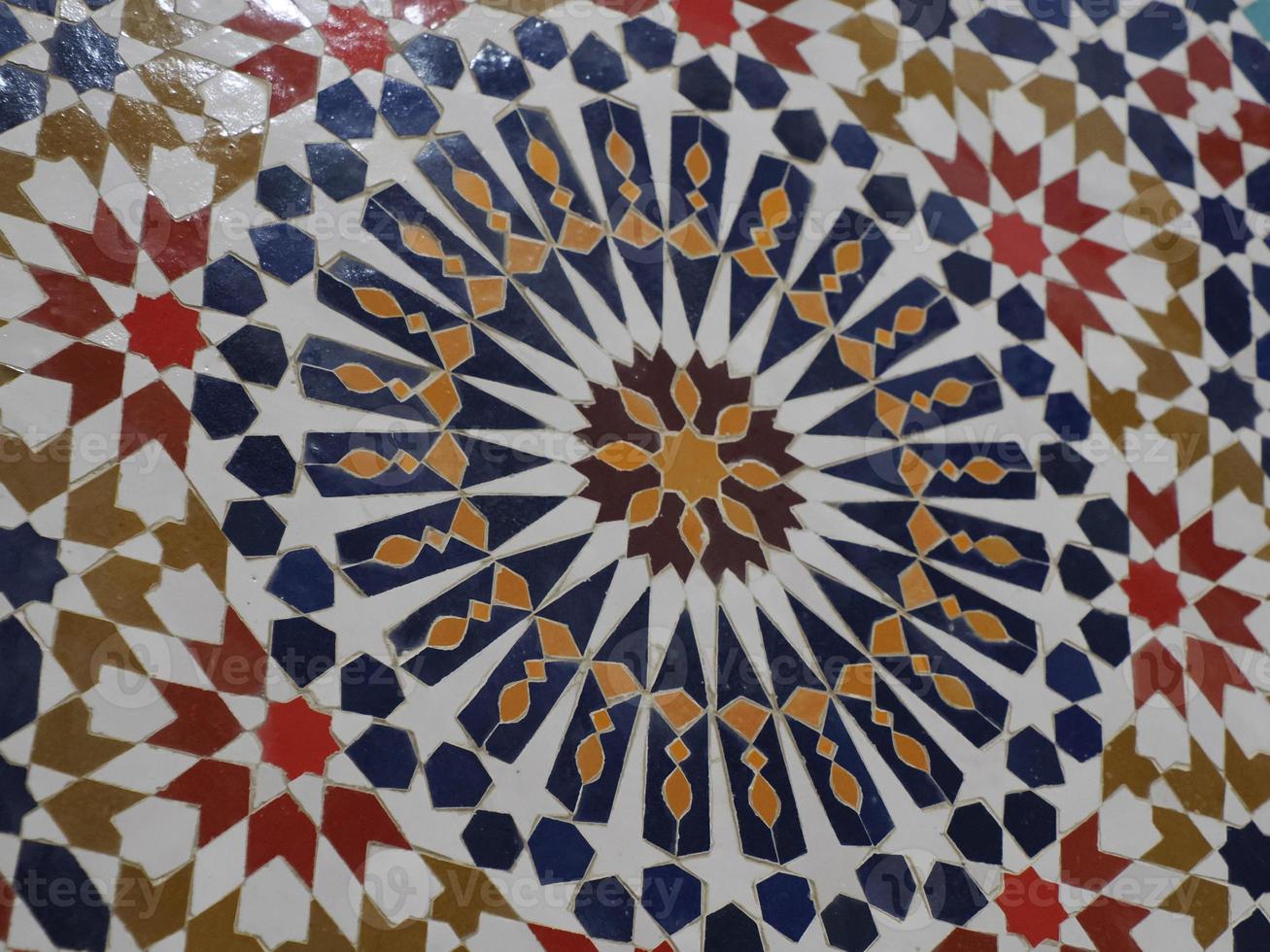 artisan marocain de la mosaïque peignant et décorant des produits céramiques dans une usine de poterie à fès, maroc photo