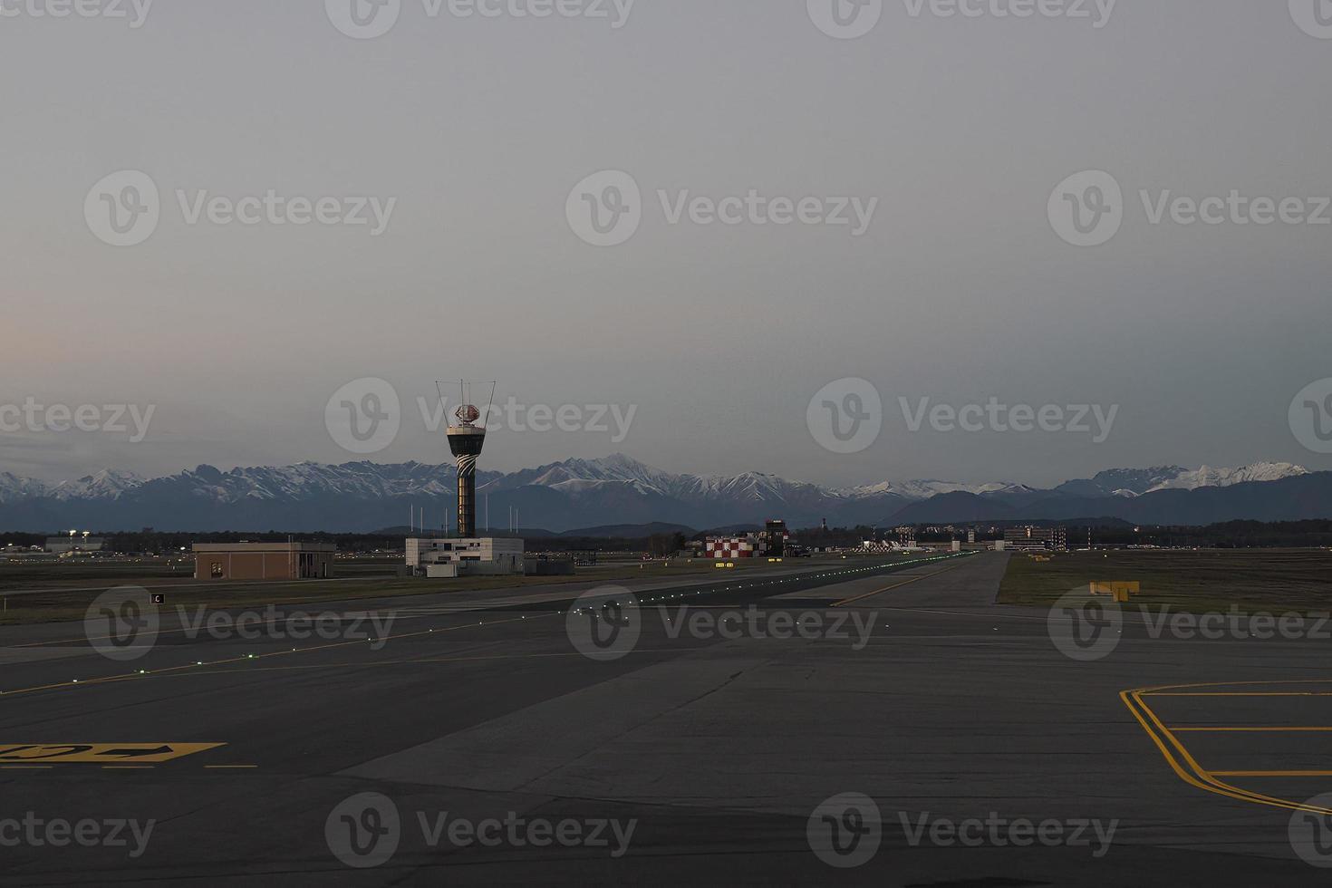 aéroport de malpensa à milan italie vue après le coucher du soleil en hiver photo