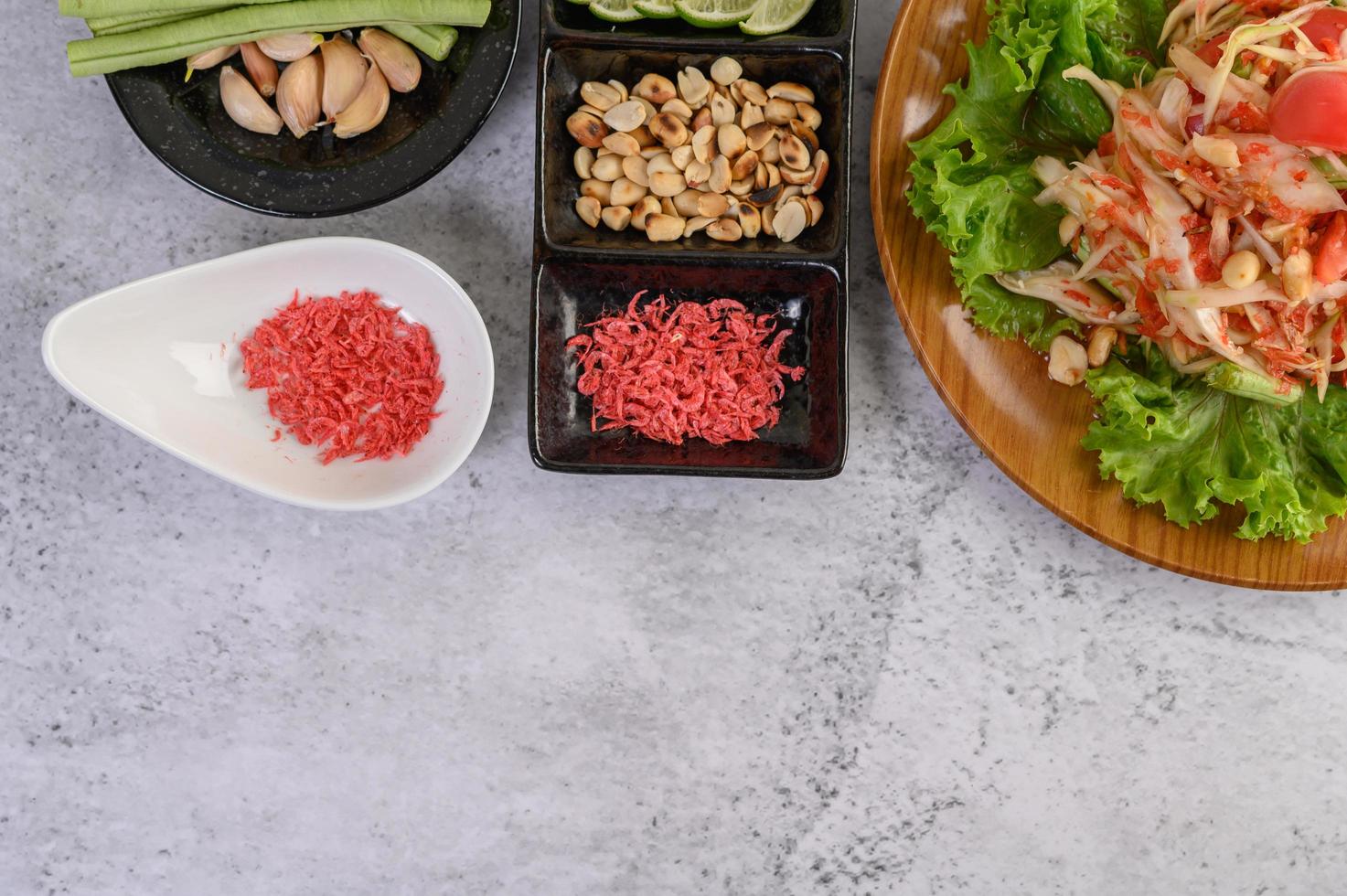 salade de papaye thaï avec haricots longs et ail photo