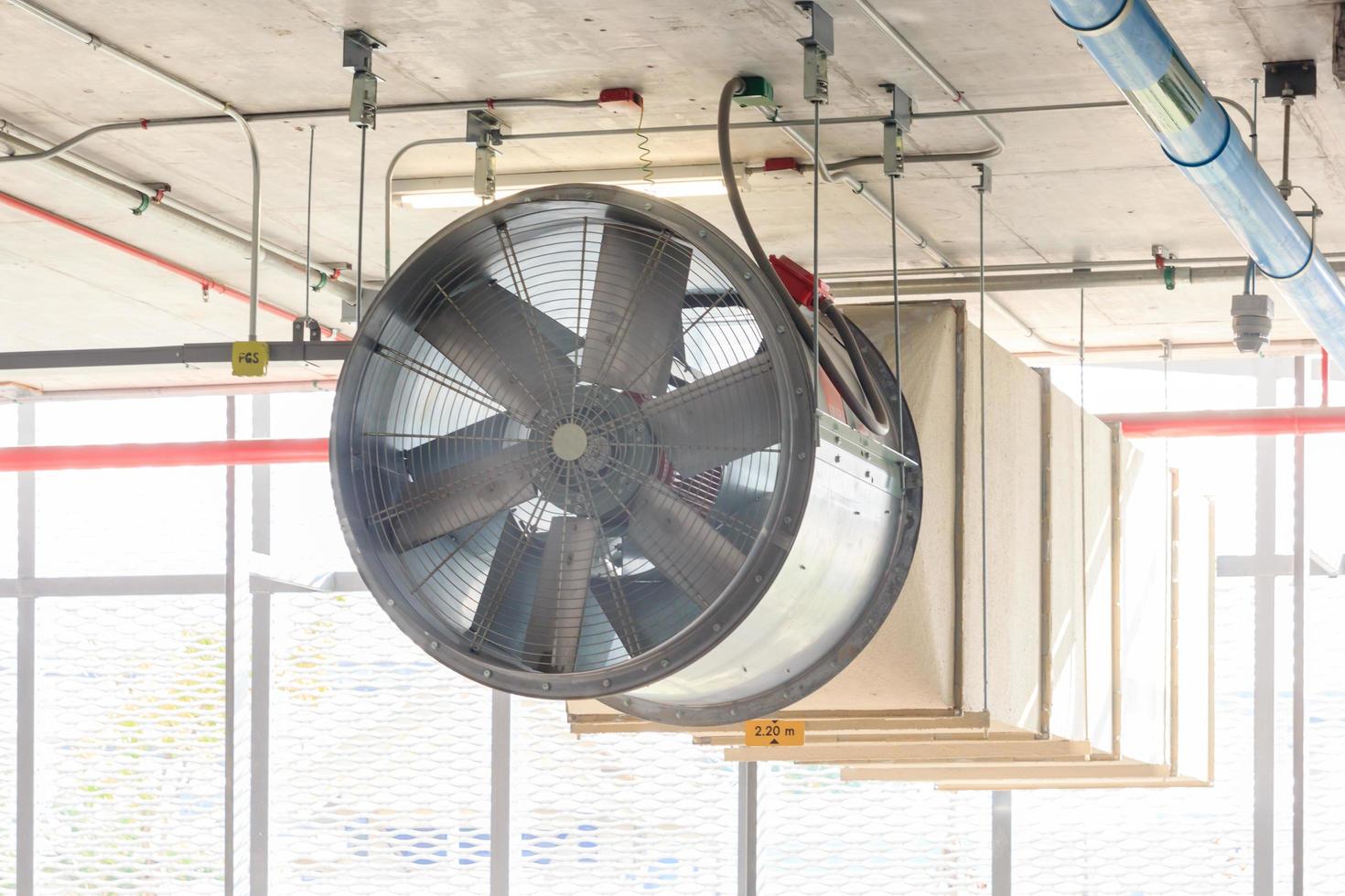 vue du parking du système de ventilation par ventilateur, travaux de construction. photo