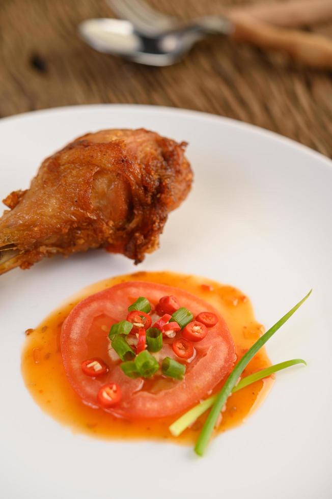 cuisses de poulet frites avec sauce et légumes photo