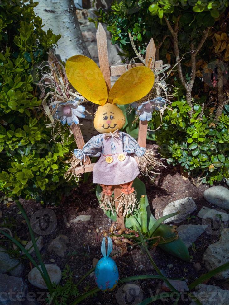 oeufs de pâques sur les arbres. décoration nationale bulgare traditionnelle pour pâques. photo