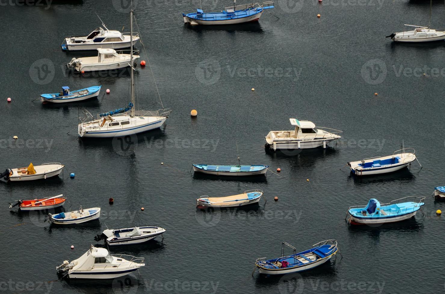 vue d'un port avec des bateaux photo