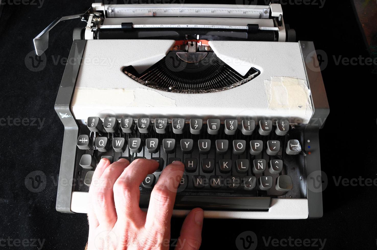 main sur une machine à écrire photo