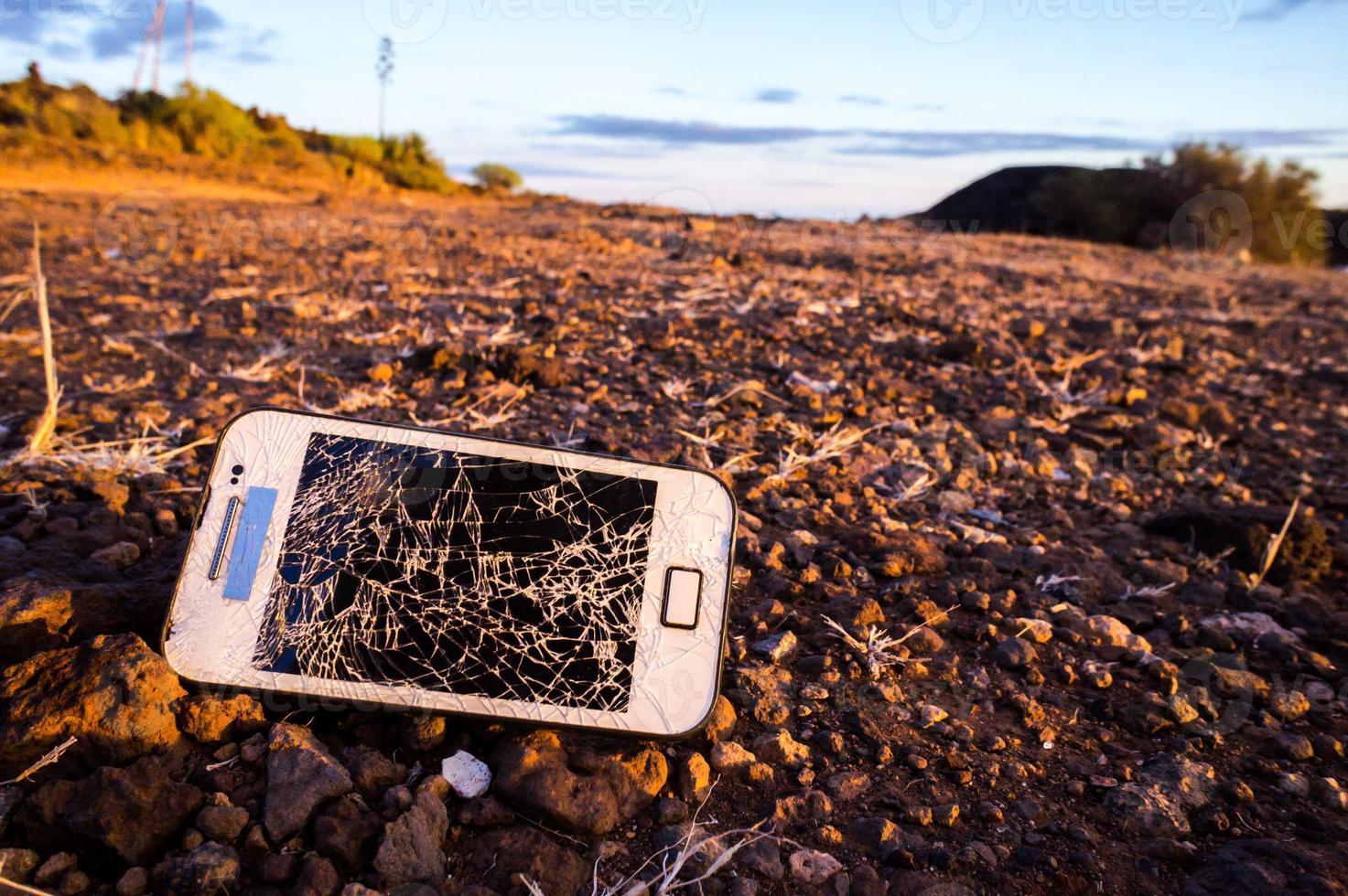 téléphone cassé à la plage photo