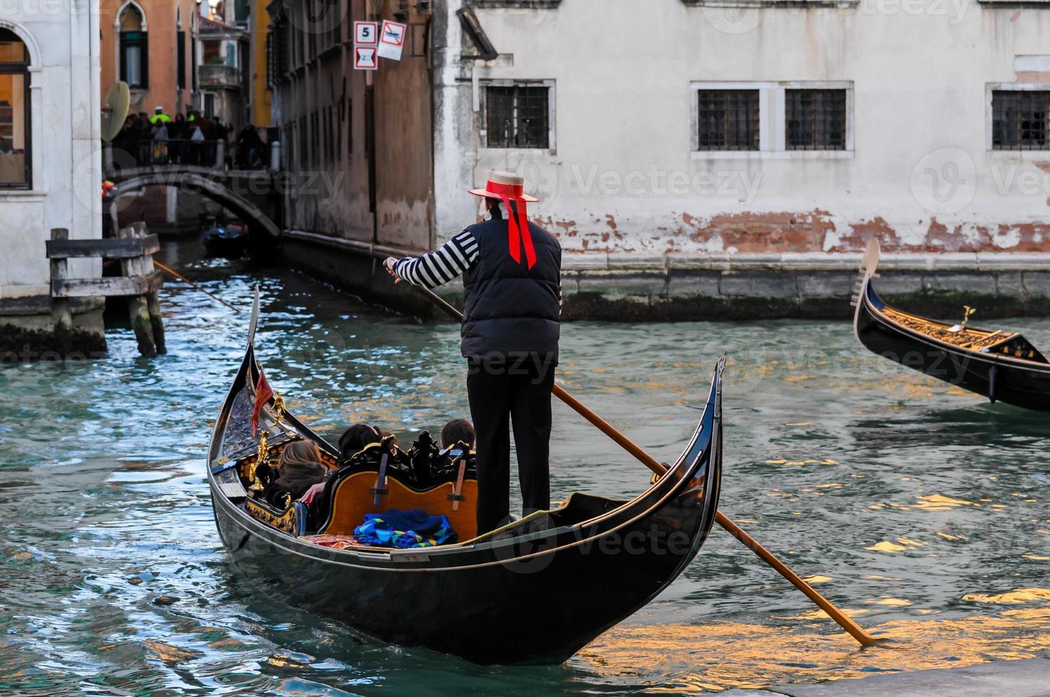 personnes non identifiées dans une gondole à venise, italie photo