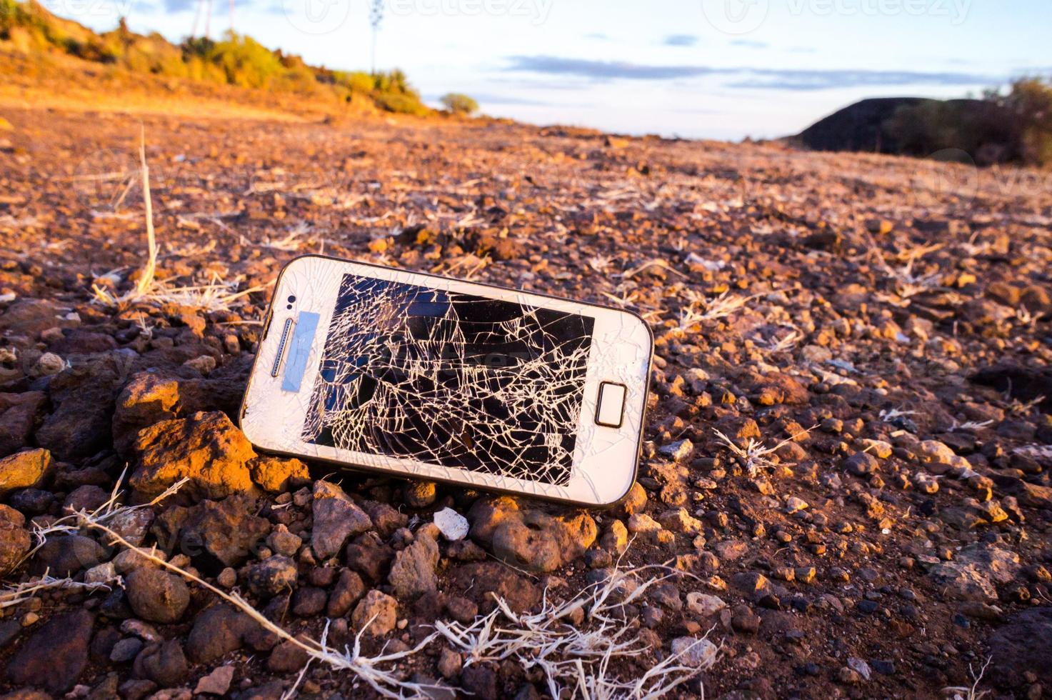 téléphone cassé à la plage photo