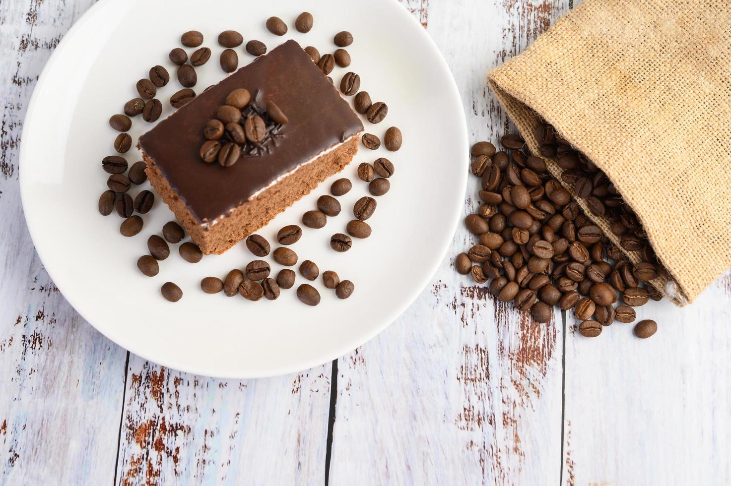 Gâteau au chocolat avec des grains de café sur une surface en bois photo
