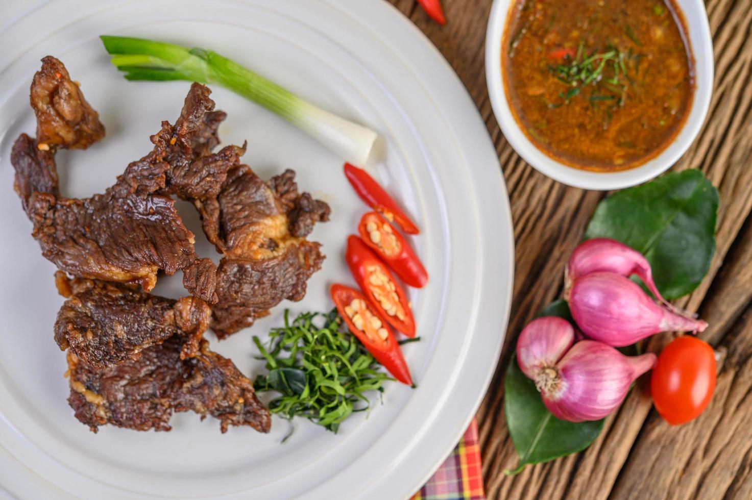 Boeuf frit la nourriture thaïlandaise sur table en bois photo