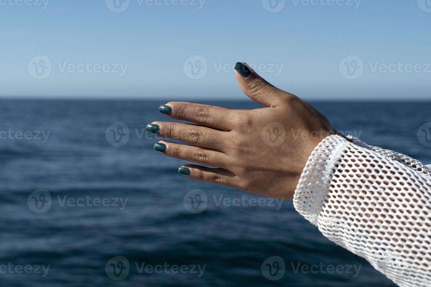 femme noire mains sur le fond de la mer jointes pour prier photo