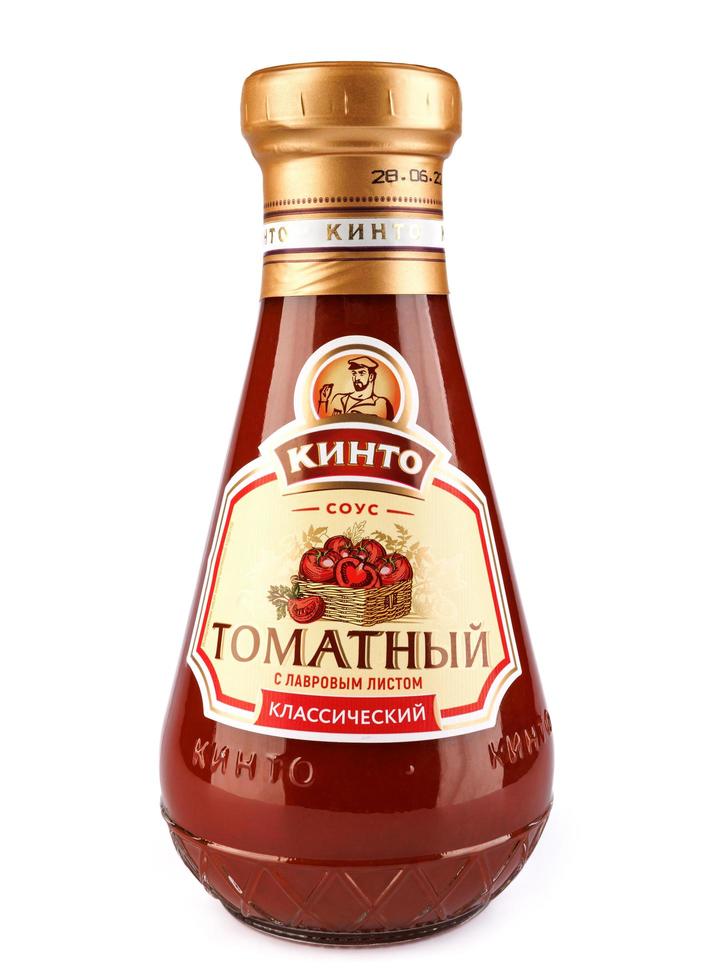 krasnoyarsk, russie - 07 novembre 2022 belle bouteille de sauce tomate isolée sur fond blanc. photo