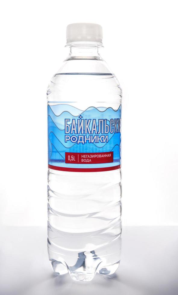 krasnoïarsk, russie - 01 novembre 2022 bouteille d'eau potable baikal springs . photo