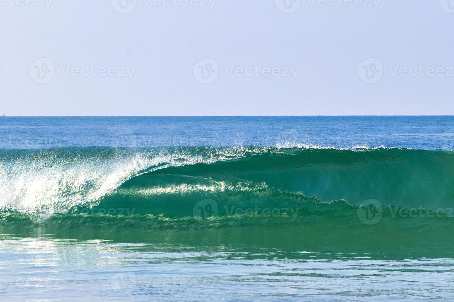 De grosses vagues de surfeurs extrêmement énormes à la plage de puerto escondido au mexique. photo