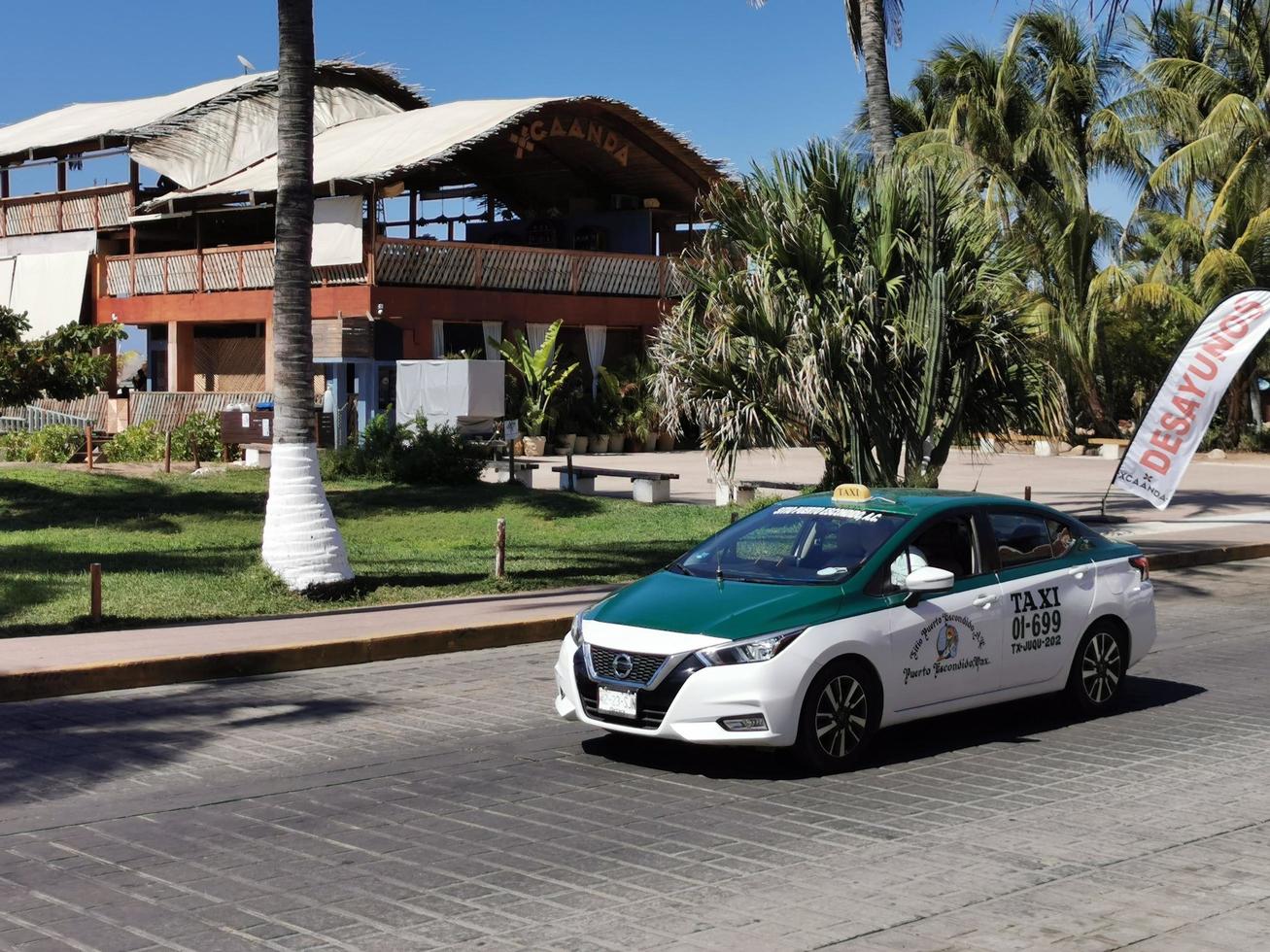 puerto escondido oaxaca mexique 2023 voiture de taxi vert coloré à puerto escondido mexique. photo