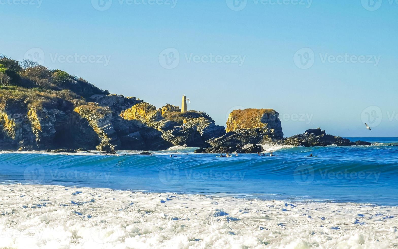 plage de vagues de surfeurs extrêmement énormes la punta zicatela mexique. photo