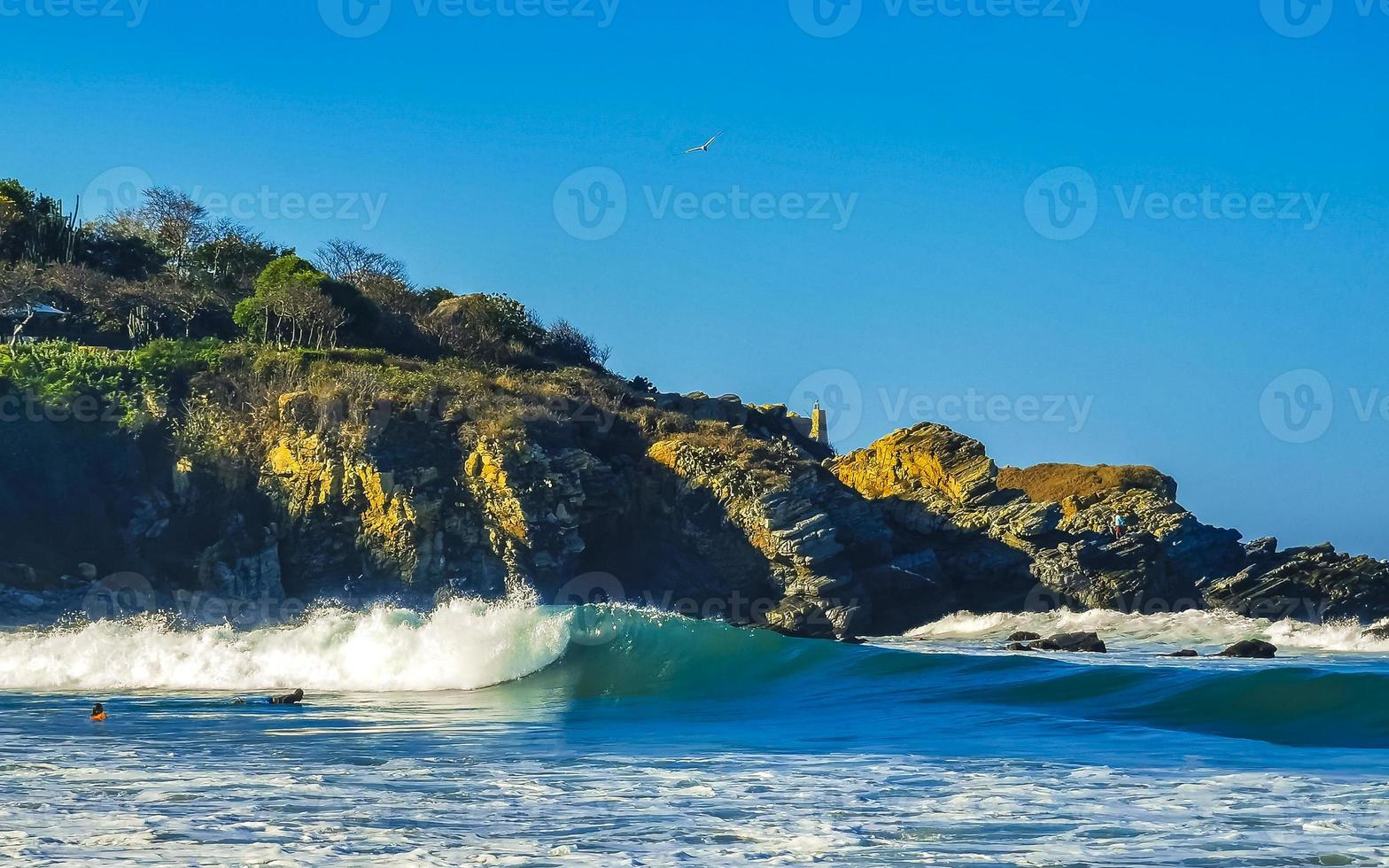 plage de vagues de surfeurs extrêmement énormes la punta zicatela mexique. photo